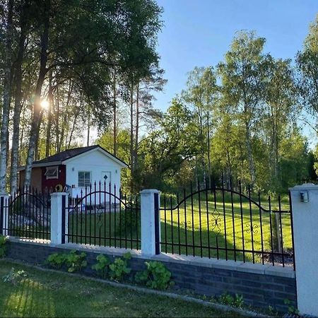 Trevlig Stuga Med Uteplats Rimbo Bagian luar foto