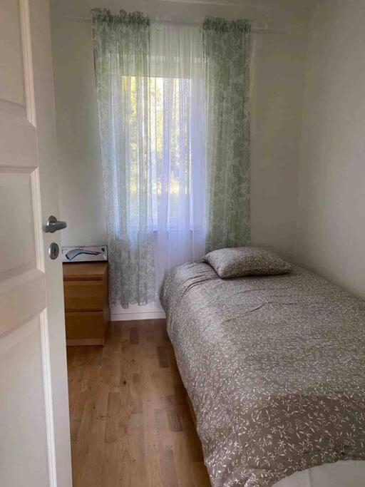Trevlig Stuga Med Uteplats Rimbo Bagian luar foto