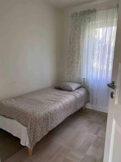 Trevlig Stuga Med Uteplats Rimbo Bagian luar foto